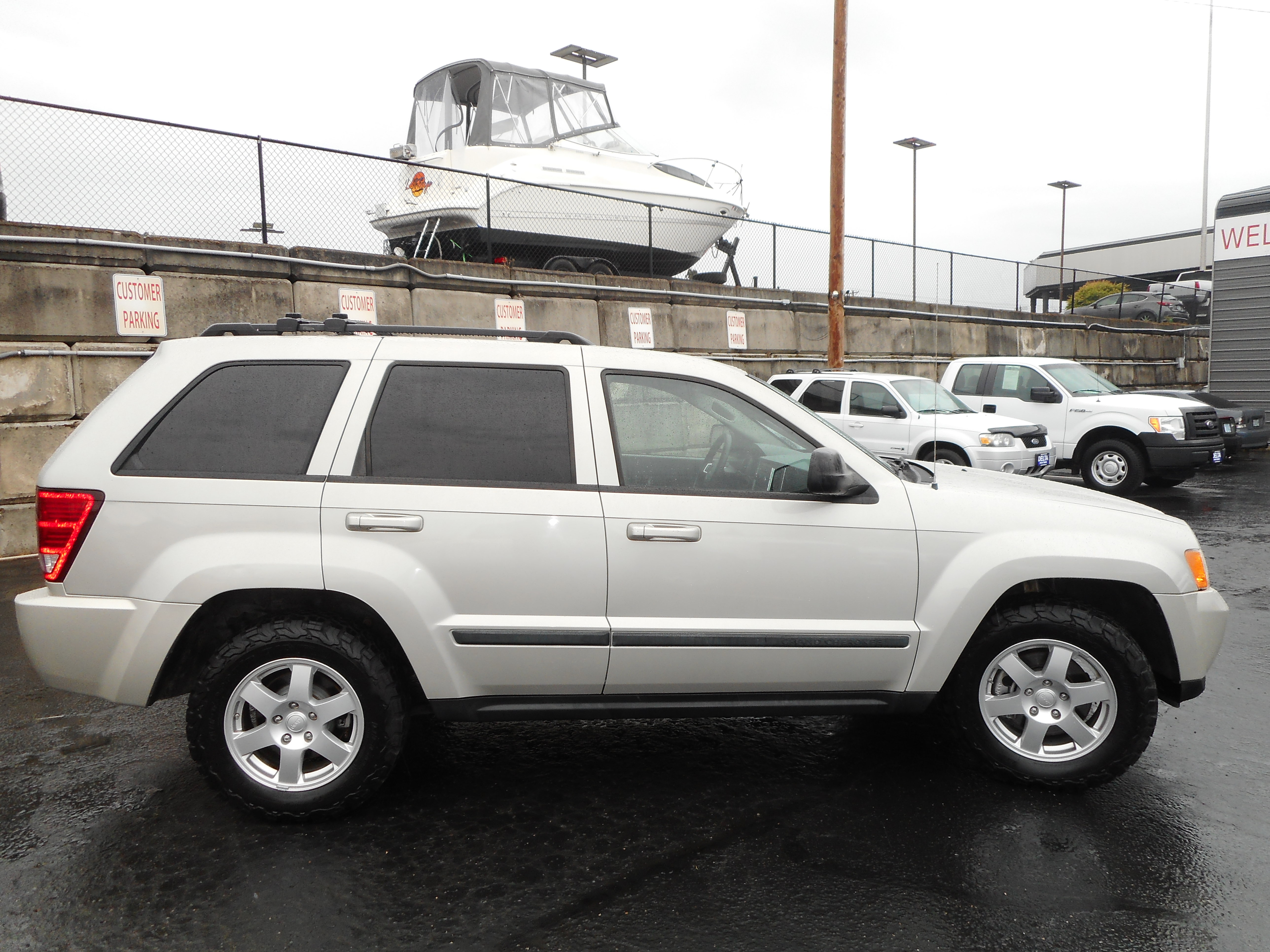 Used 2009 Jeep Grand Cherokee Laredo AWD/4WD image 2