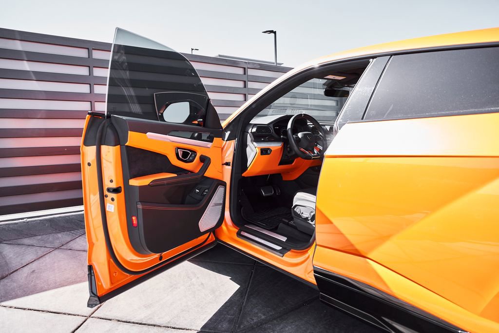 Used 2022 Lamborghini Urus AWD/4WD image 31