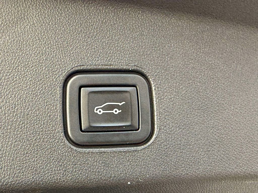 Used 2023 Cadillac Lyriq 2WD image 18