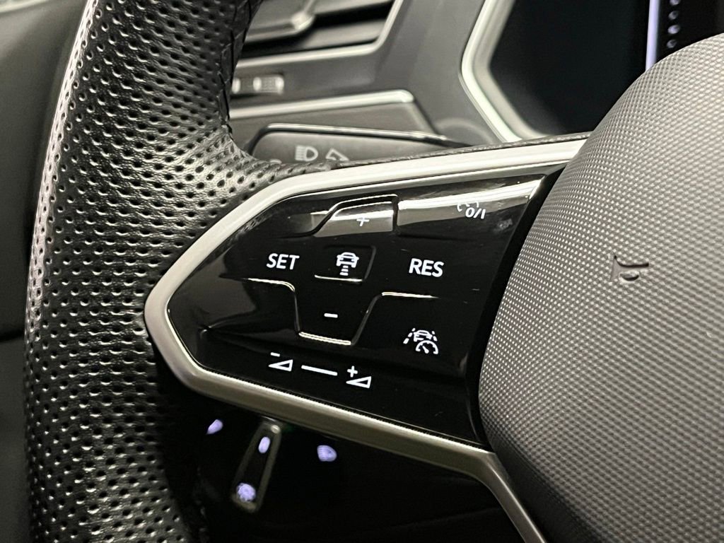 Used 2024 Volkswagen Tiguan SEL R-Line image 25