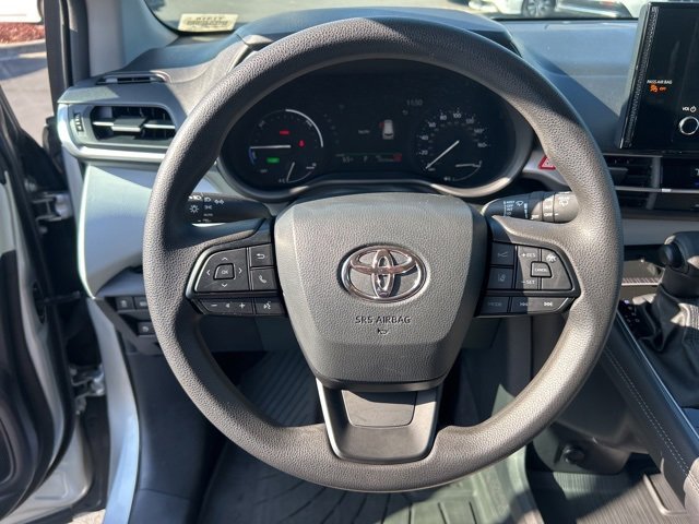 Used 2025 Toyota Sienna LE image 20