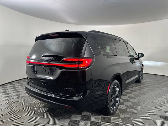 New 2027 Chrysler Pacifica Limited w/ S Appearance Package AWD/4WD image 8