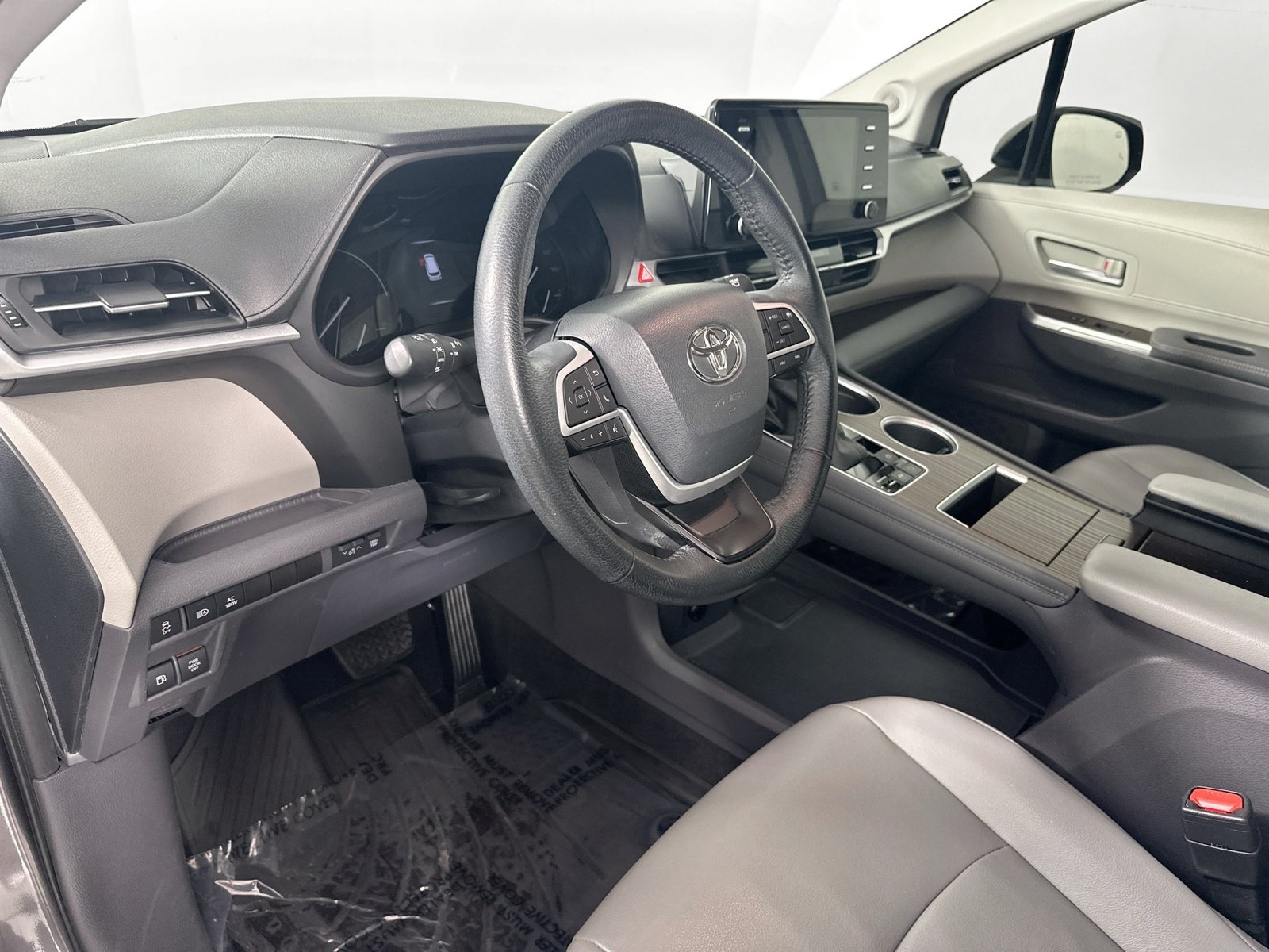 Used 2022 Toyota Sienna XLE w/ XLE Plus Package FWD image 9
