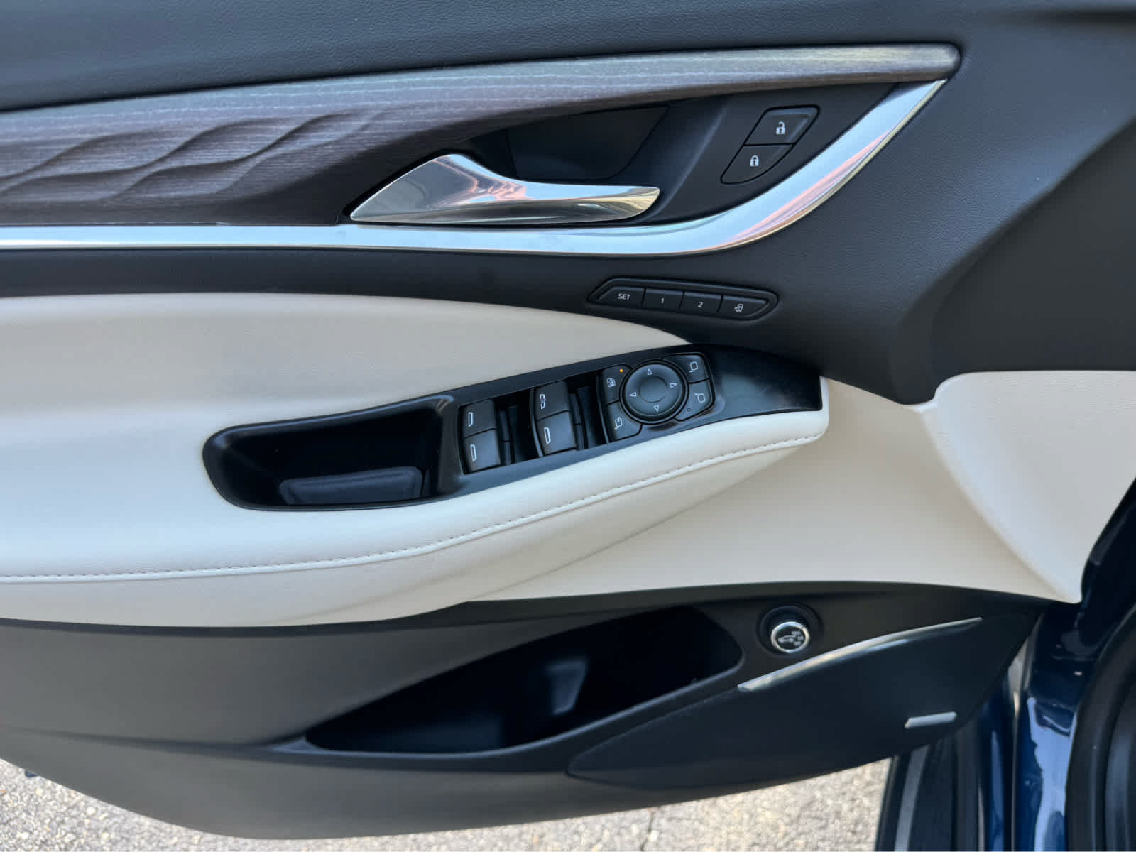 Used 2023 Buick Enclave Avenir w/ Avenir Technology Package AWD/4WD image 14