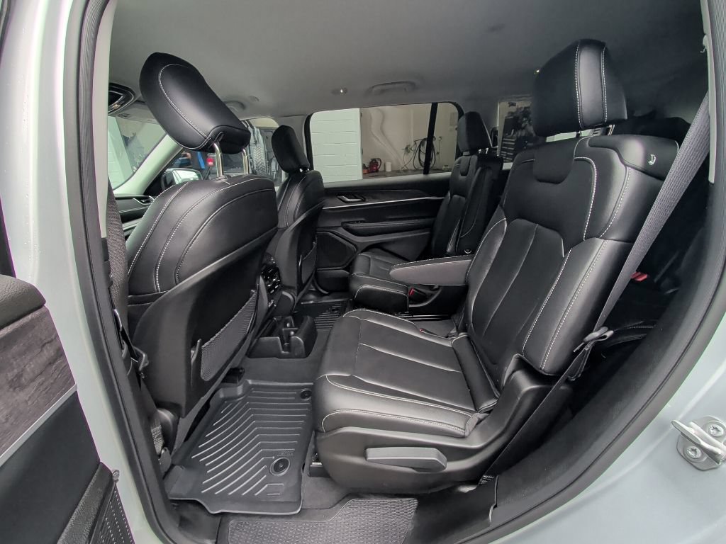 Used 2023 Jeep Grand Cherokee L Limited AWD/4WD image 12