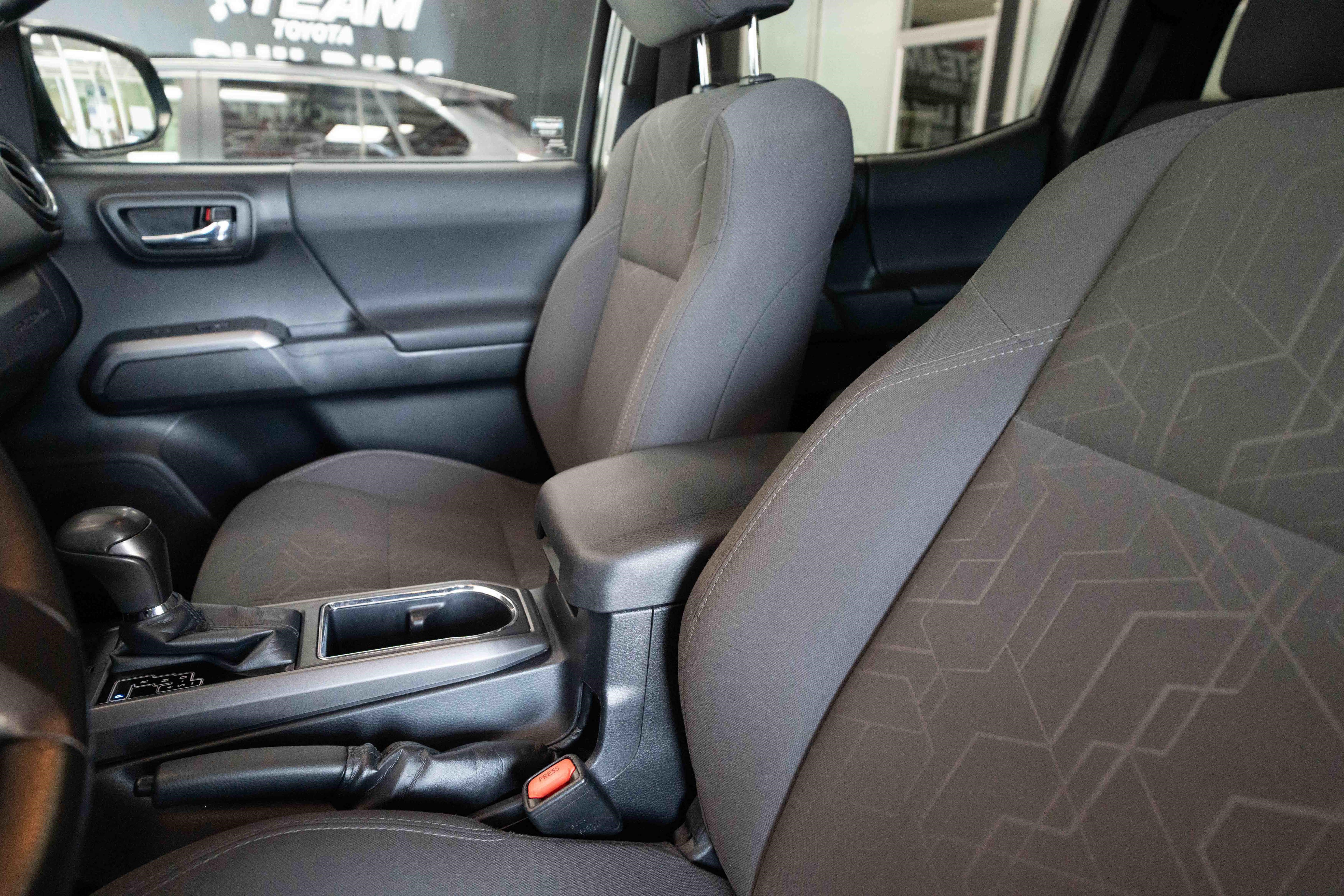 Used 2017 Toyota Tacoma TRD Off-Road w/ Premium & Technology Package AWD/4WD image 11
