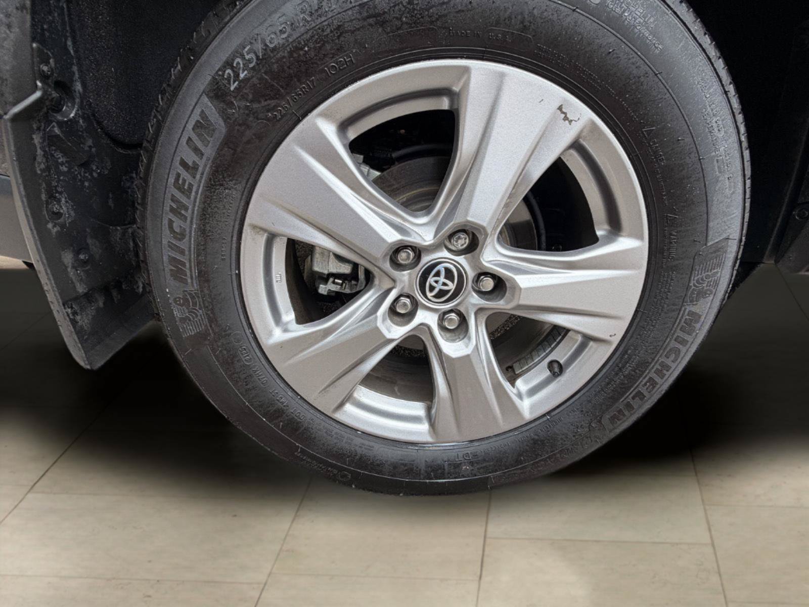 Used 2025 Toyota RAV4 XLE w/ Convenience Package FWD image 15
