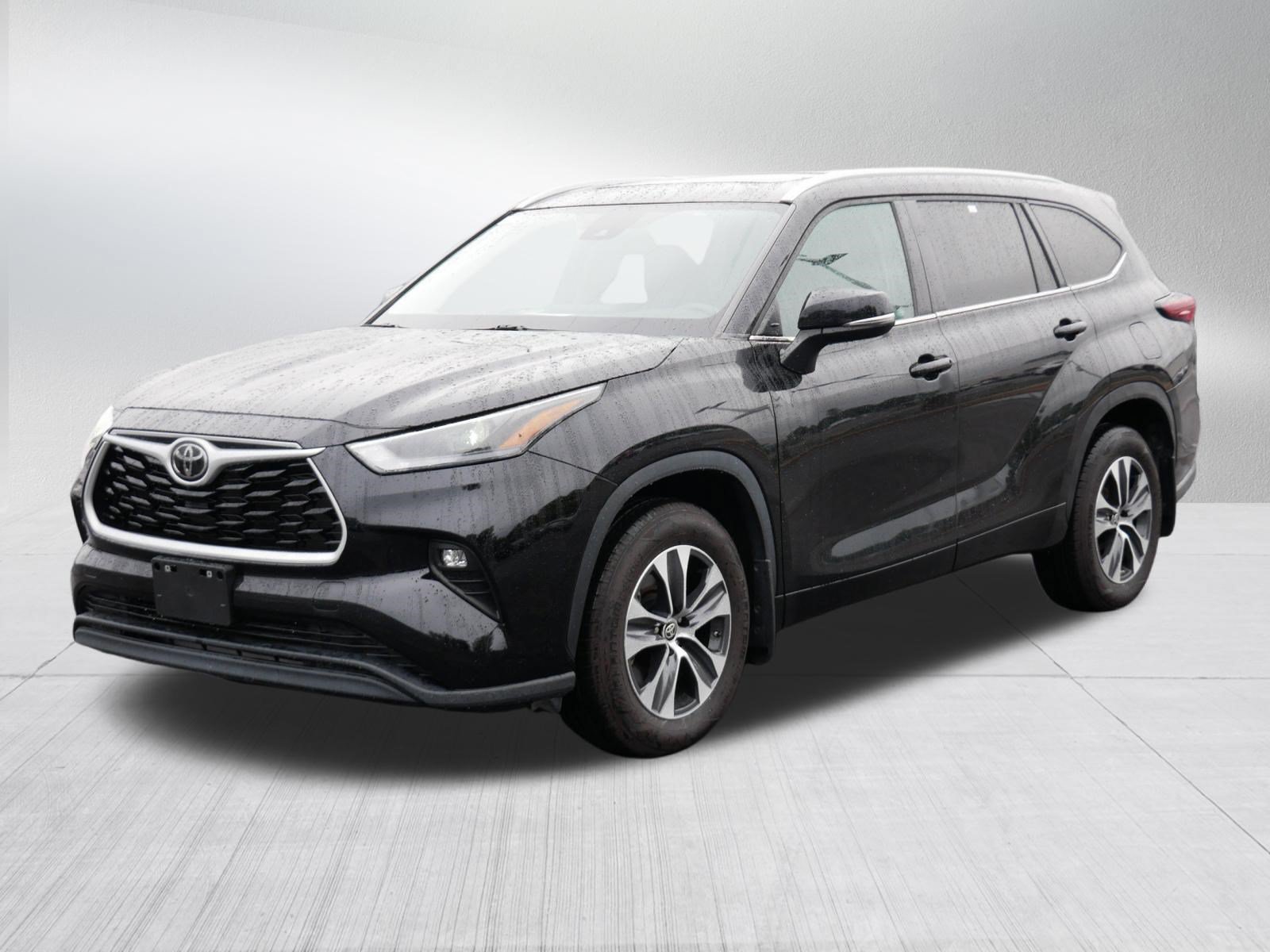 Used 2024 Toyota Highlander XLE AWD/4WD image 3