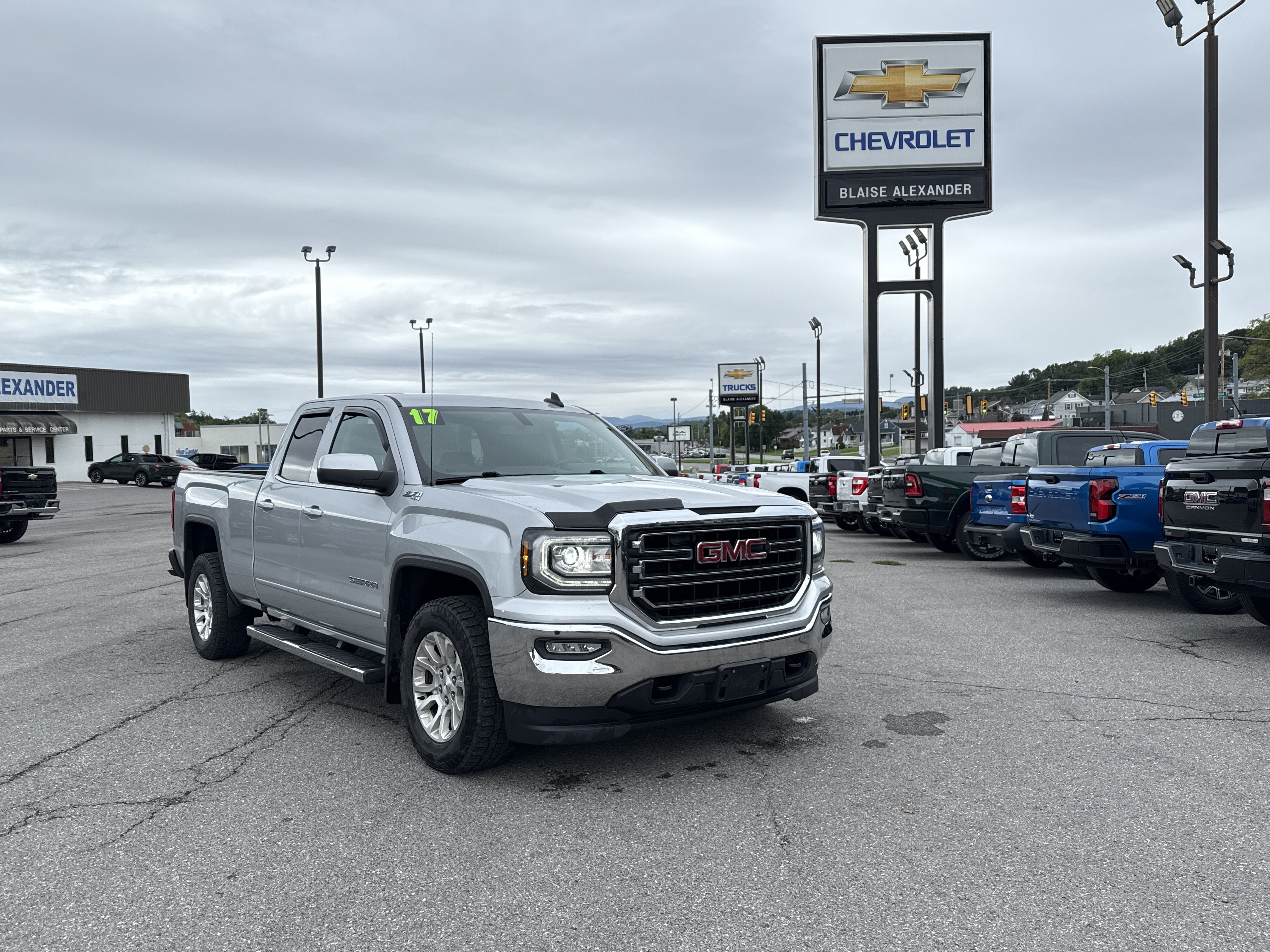 Used 2017 GMC Sierra 1500 SLE w/ SLE Value Package AWD/4WD image 1