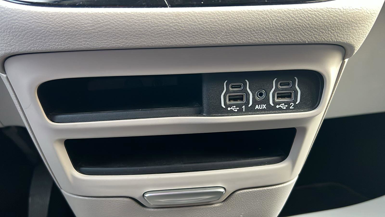 Used 2022 Chrysler Voyager LX image 23