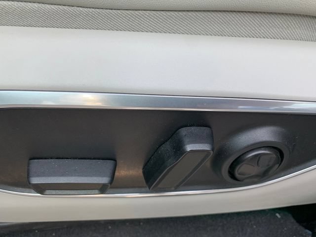 Certified 2022 Jeep Wagoneer Series III w/ Rear Seat Video Group 1 AWD/4WD image 20