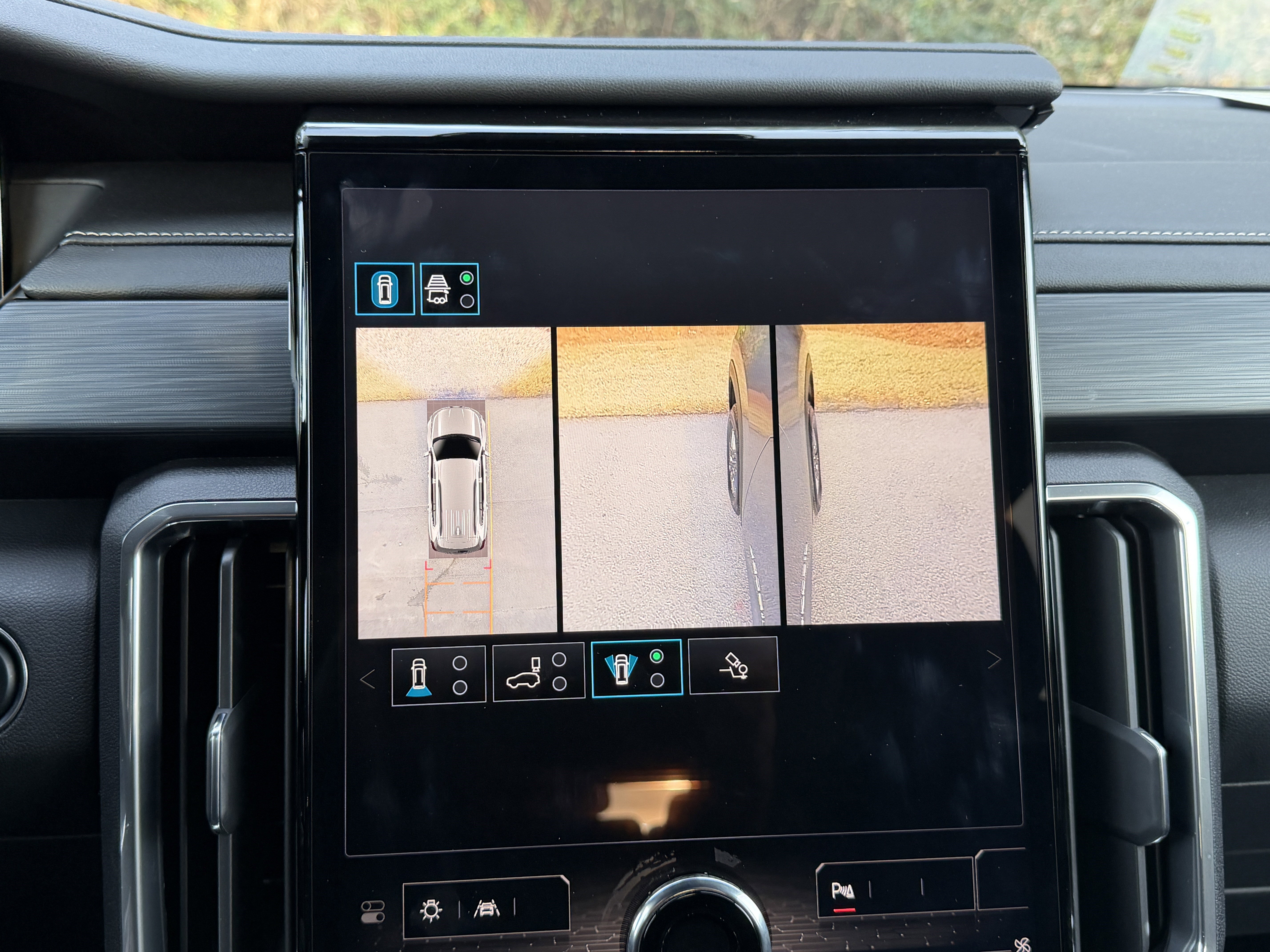 Used 2025 GMC Acadia Elevation image 32