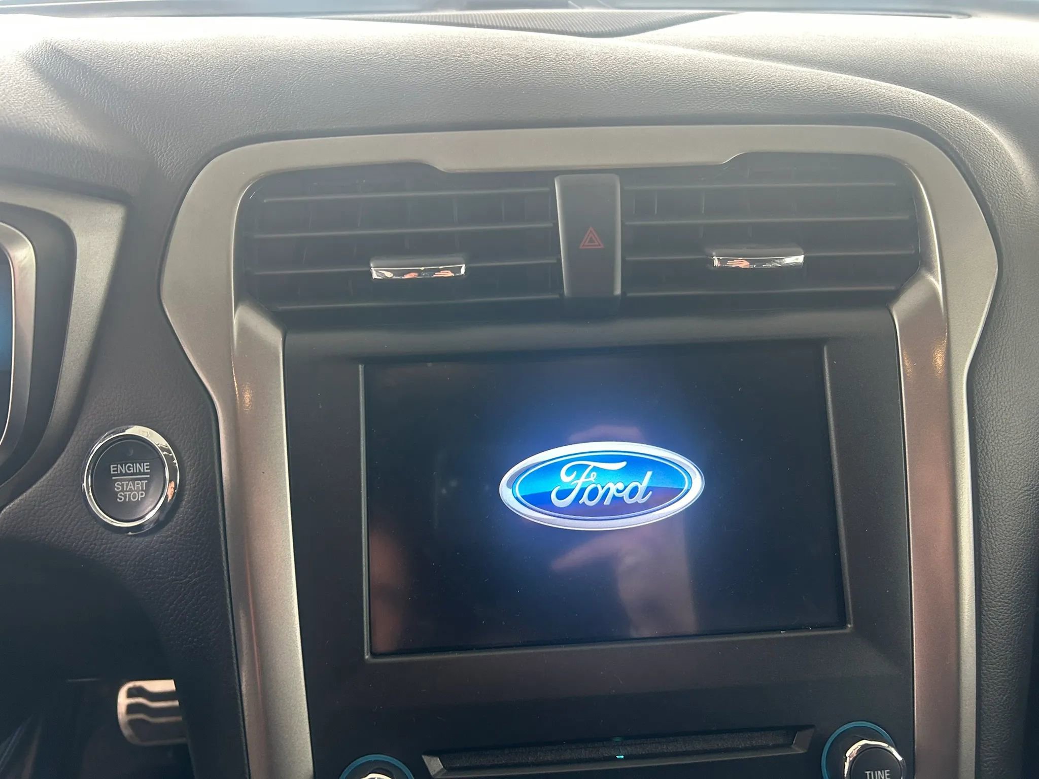 Used 2018 Ford Fusion SE FWD image 19
