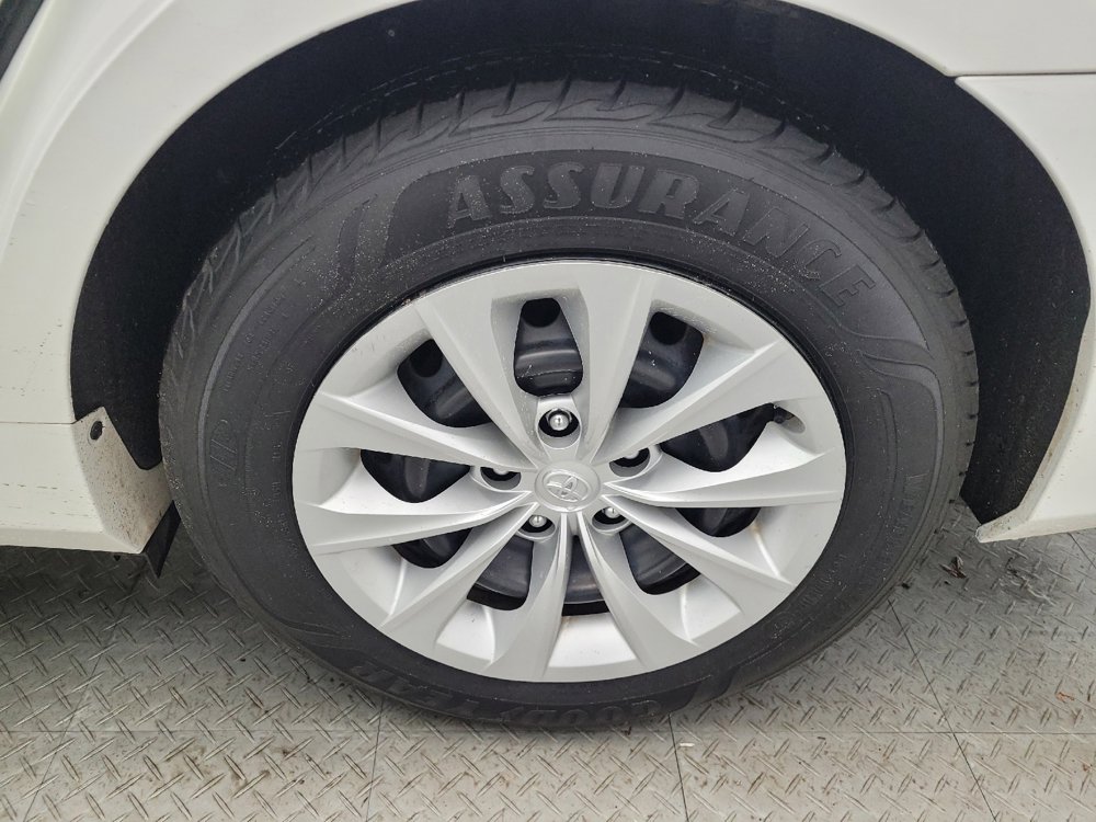 Used 2015 Toyota Camry LE image 31