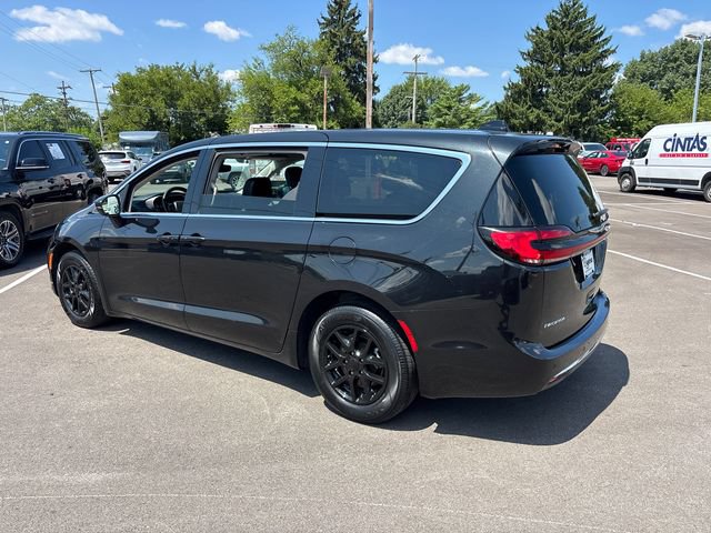 Used 2023 Chrysler Pacifica Touring-L FWD image 4