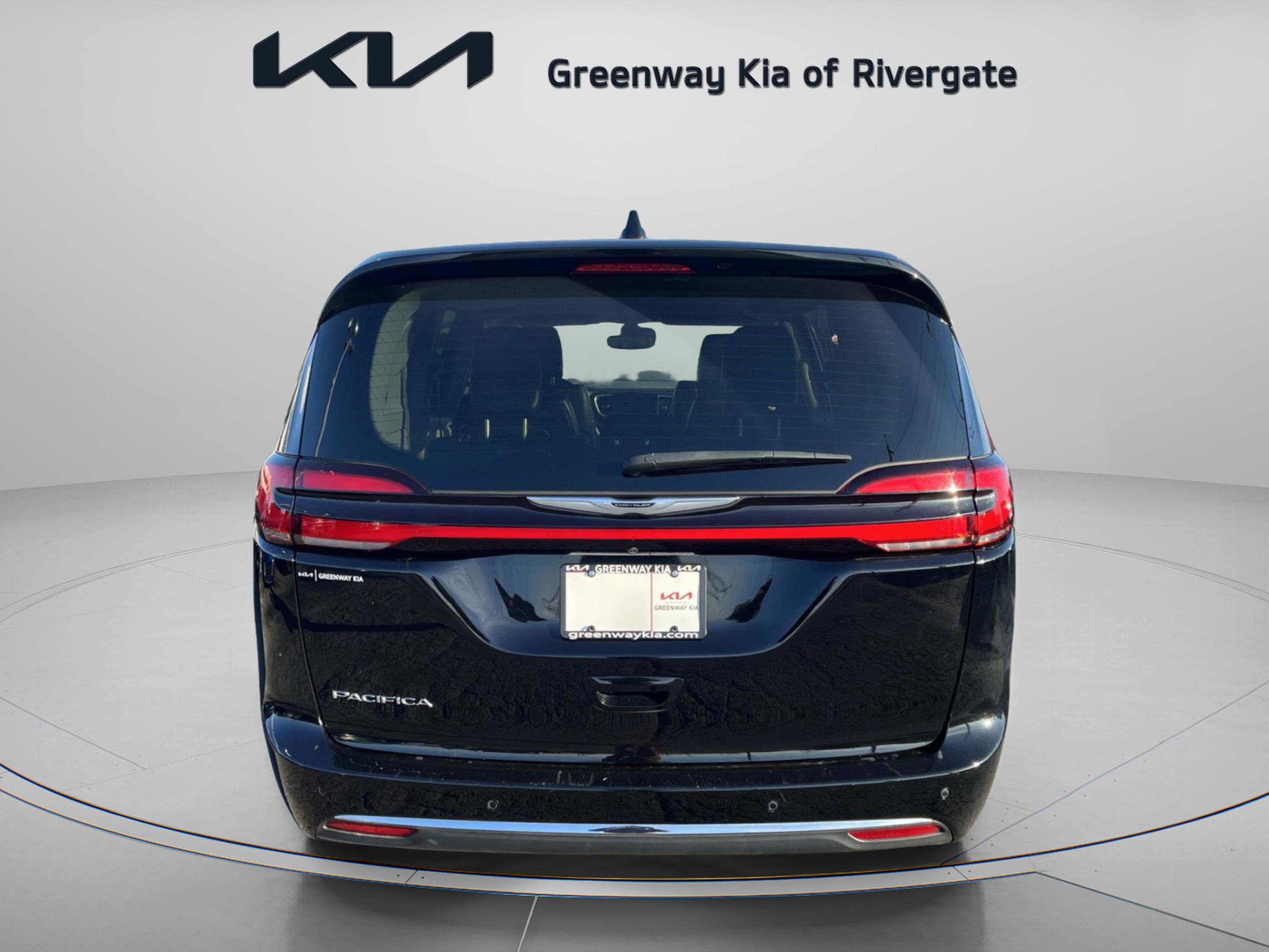 Used 2024 Chrysler Pacifica Touring-L image 6