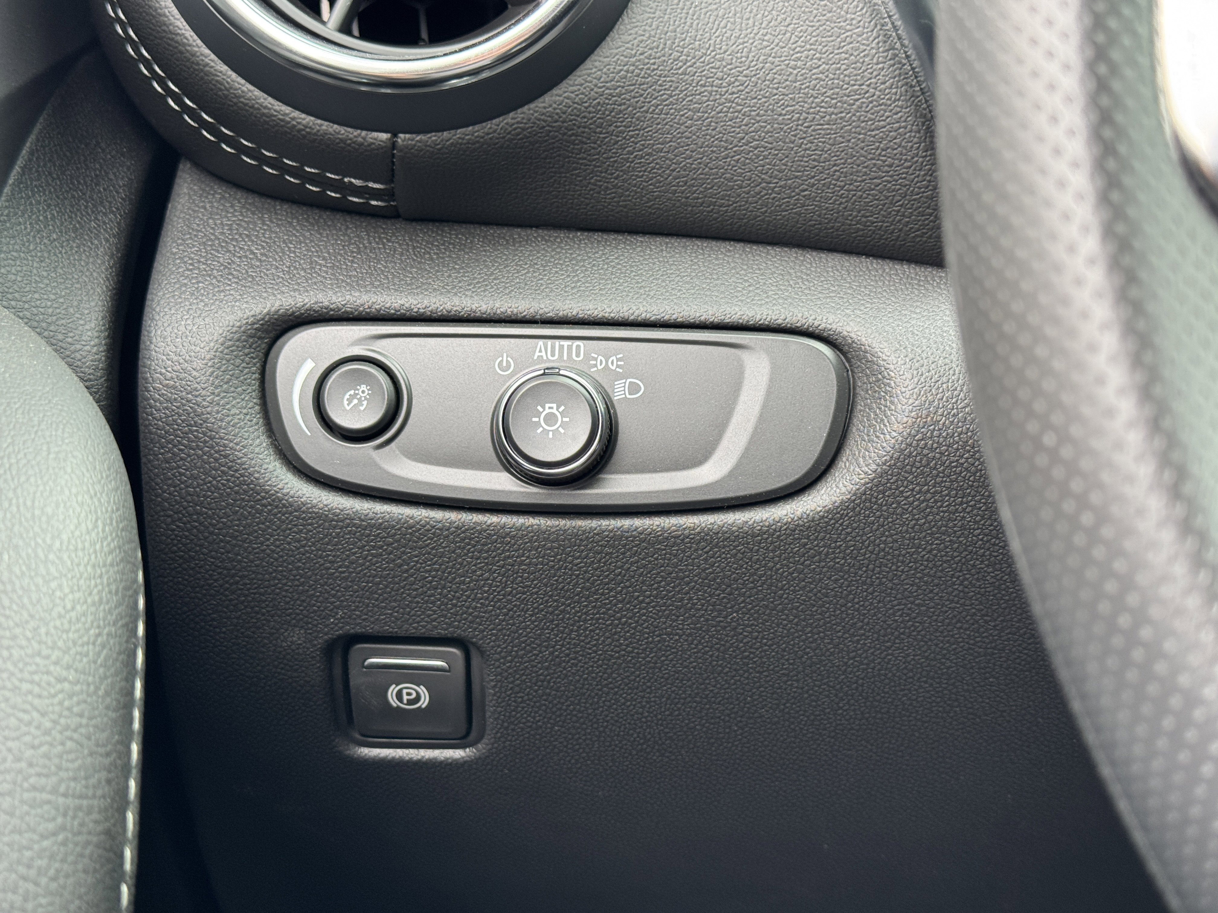 New 2025 Chevrolet Blazer LT w/ Midnight/Sport Edition image 24