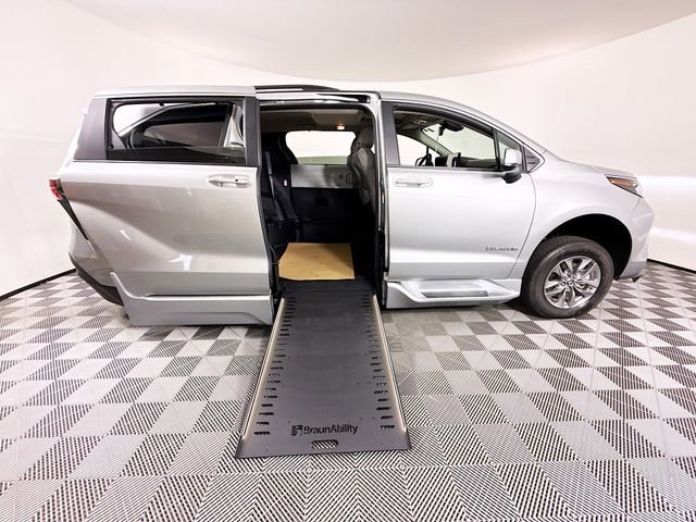 Used 2025 Toyota Sienna XLE w/ XLE Plus Package FWD image 27