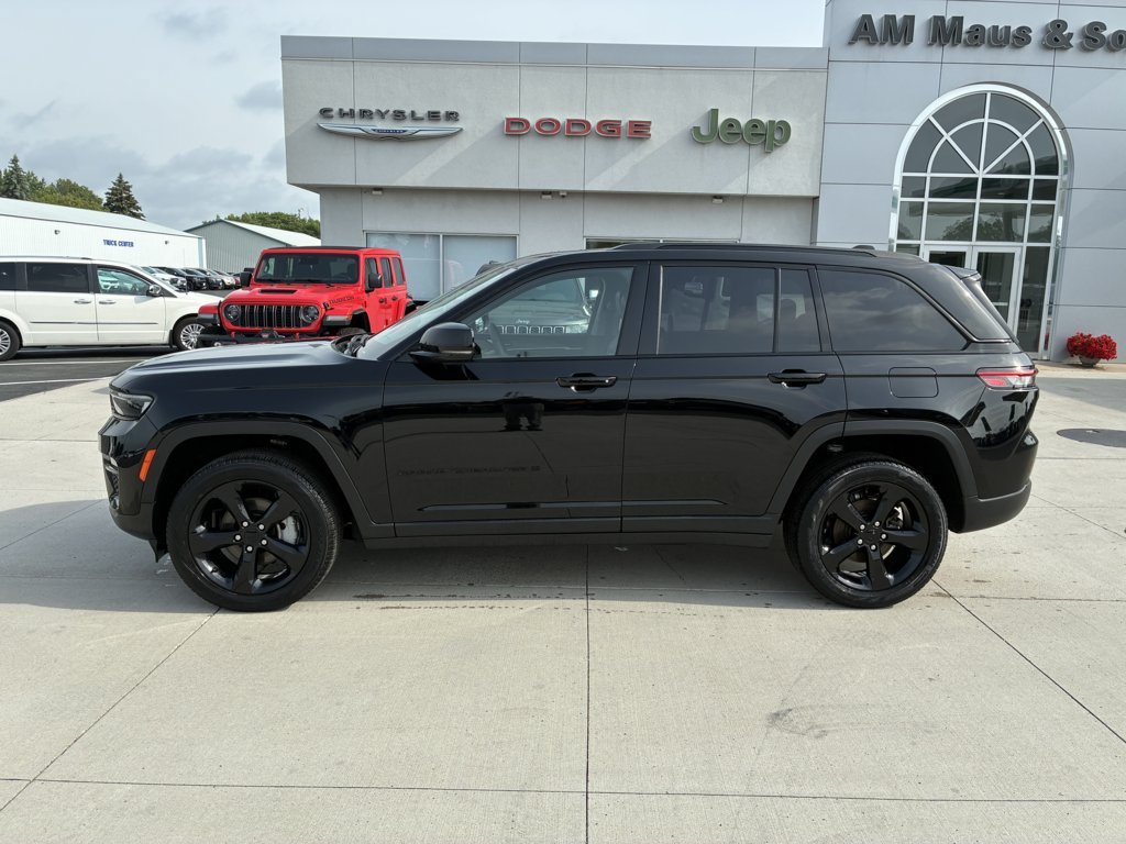 Used 2023 Jeep Grand Cherokee Limited w/ Black Appearance Package AWD/4WD image 5