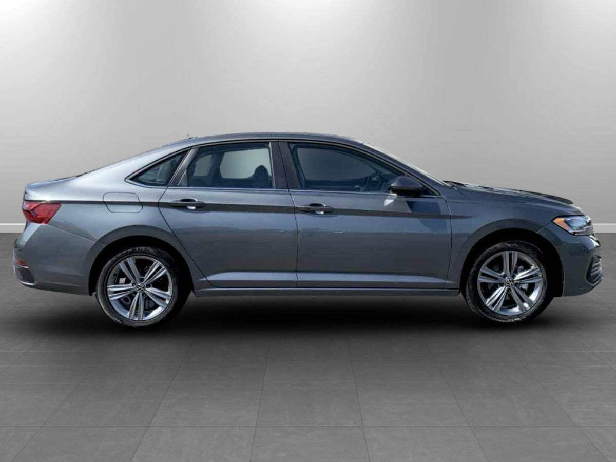 Used 2024 Volkswagen Jetta SE FWD image 8