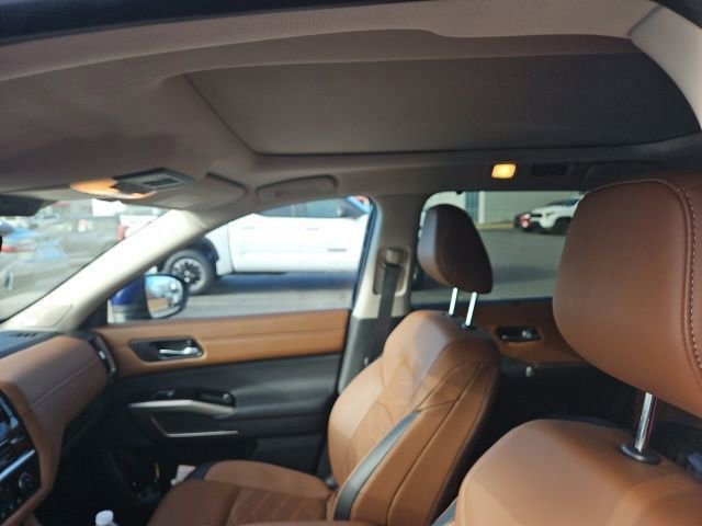 Used 2025 Nissan Pathfinder Platinum image 5