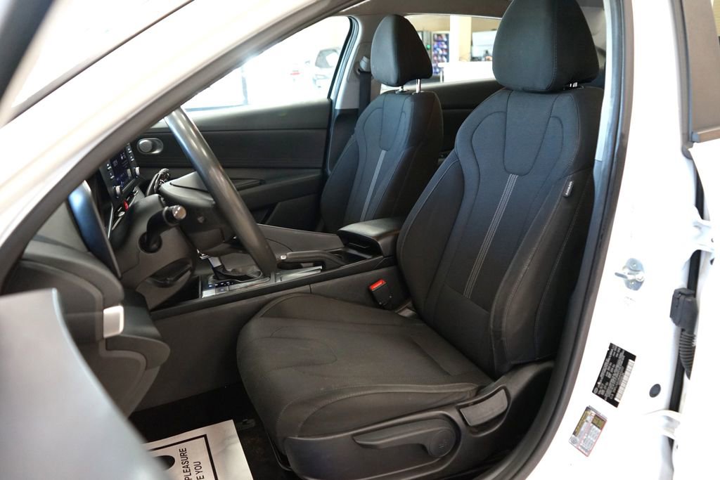 Used 2021 Hyundai Elantra SE FWD image 2
