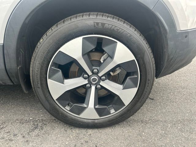 Certified 2025 Volvo XC40 B5 Plus AWD/4WD image 9
