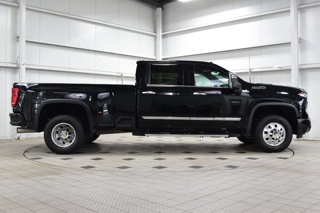 Used 2024 Chevrolet Silverado 3500 High Country w/ High Country Premium Package AWD/4WD image 9