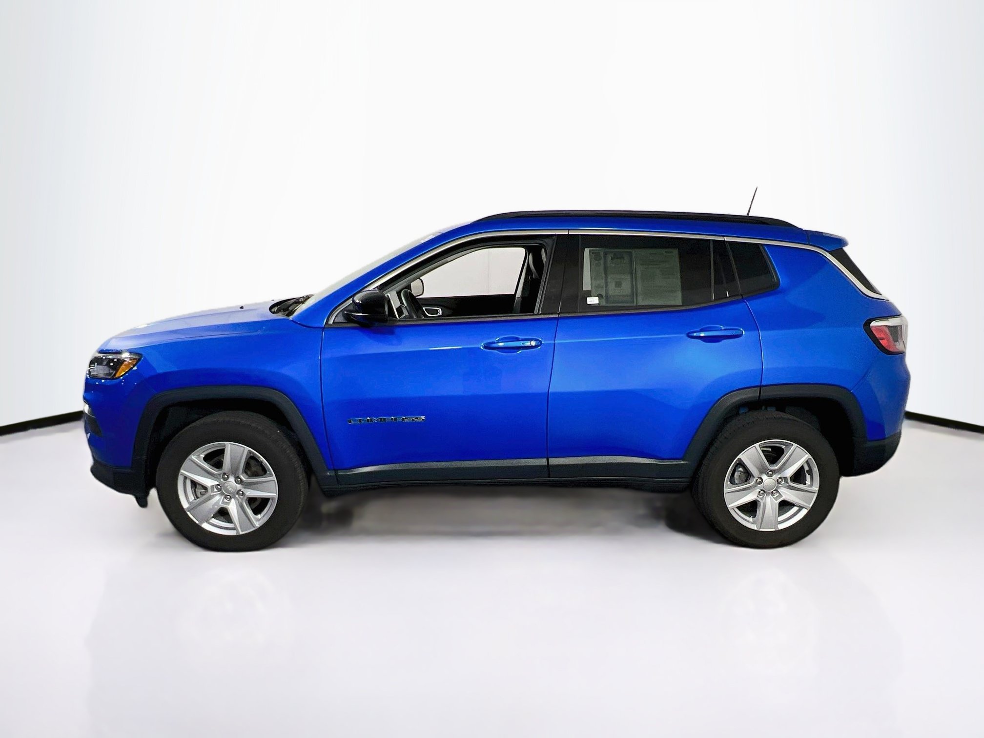 Used 2022 Jeep Compass Latitude w/ Sun and Sound Group AWD/4WD image 8