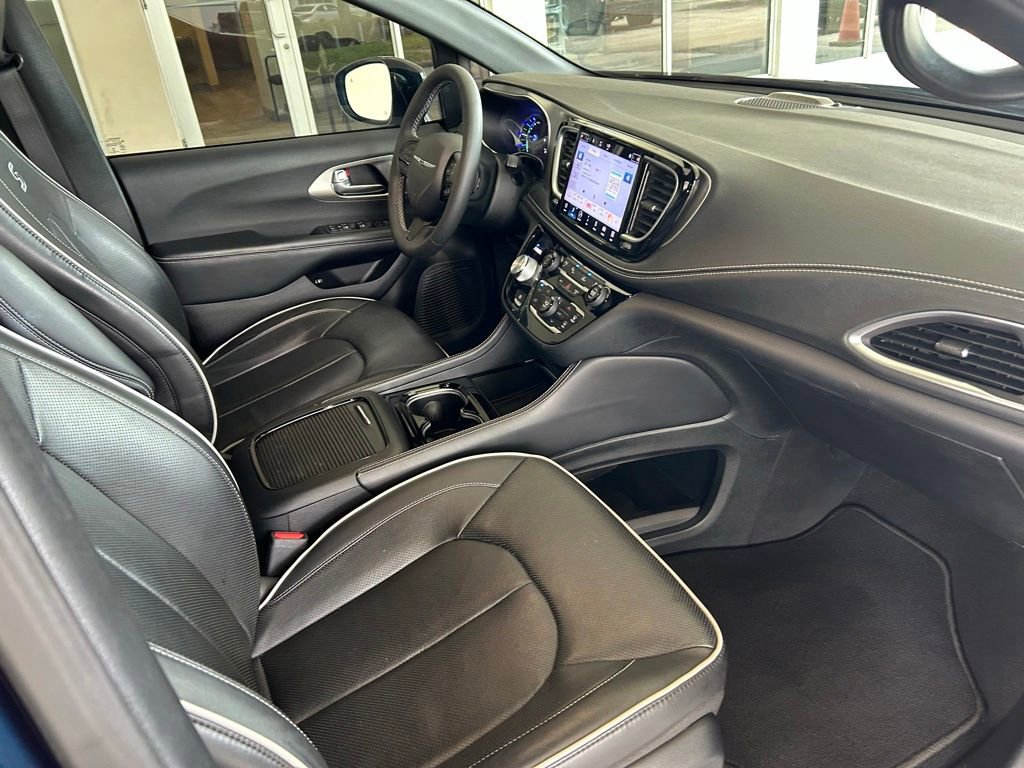 Used 2022 Chrysler Pacifica Limited w/ Uconnect Theater Family Group FWD image 29