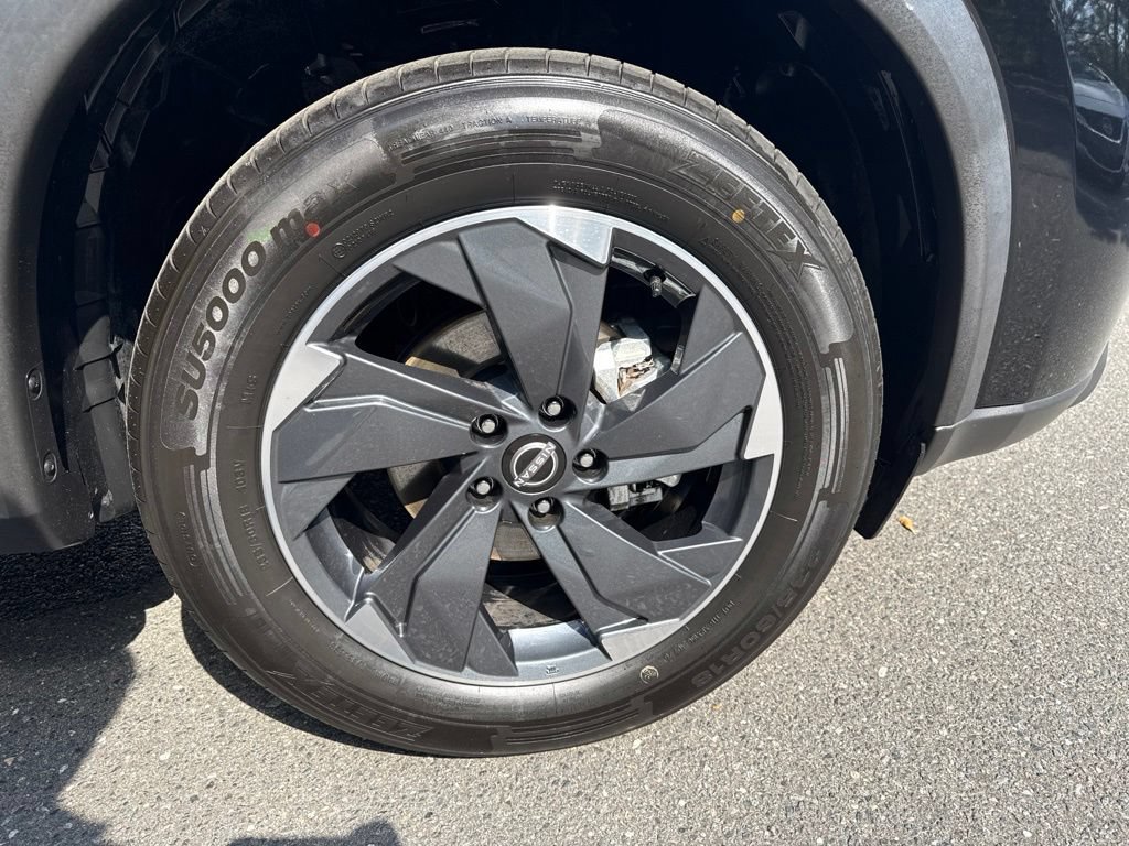 Certified 2025 Nissan Rogue SV FWD image 11
