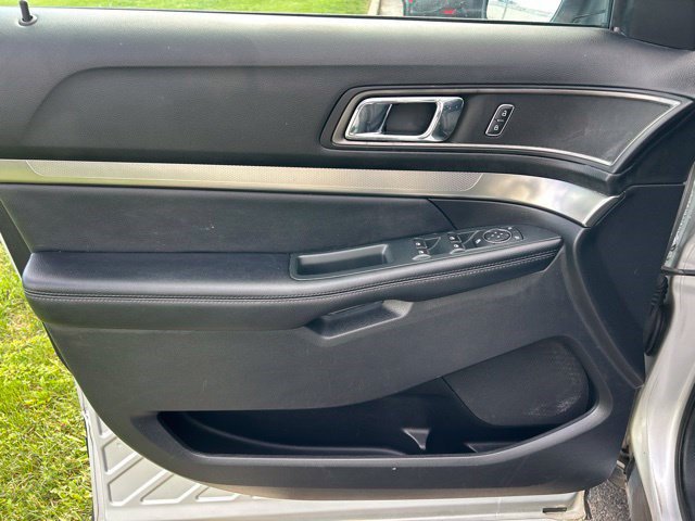 Used 2018 Ford Explorer XLT w/ Equipment Group 201A FWD image 11