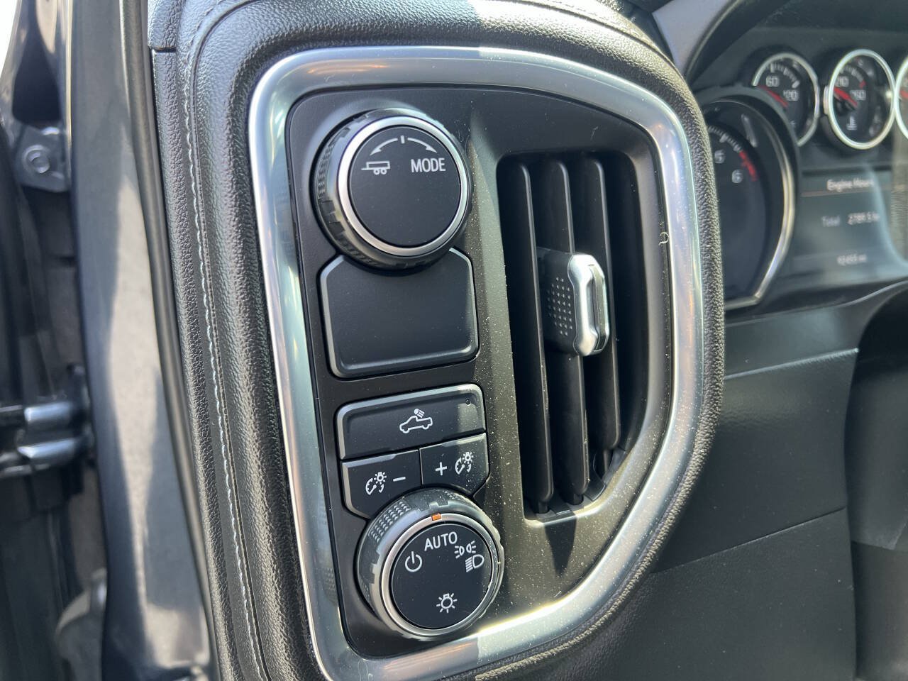 Used 2021 Chevrolet Silverado 1500 LT RWD image 32