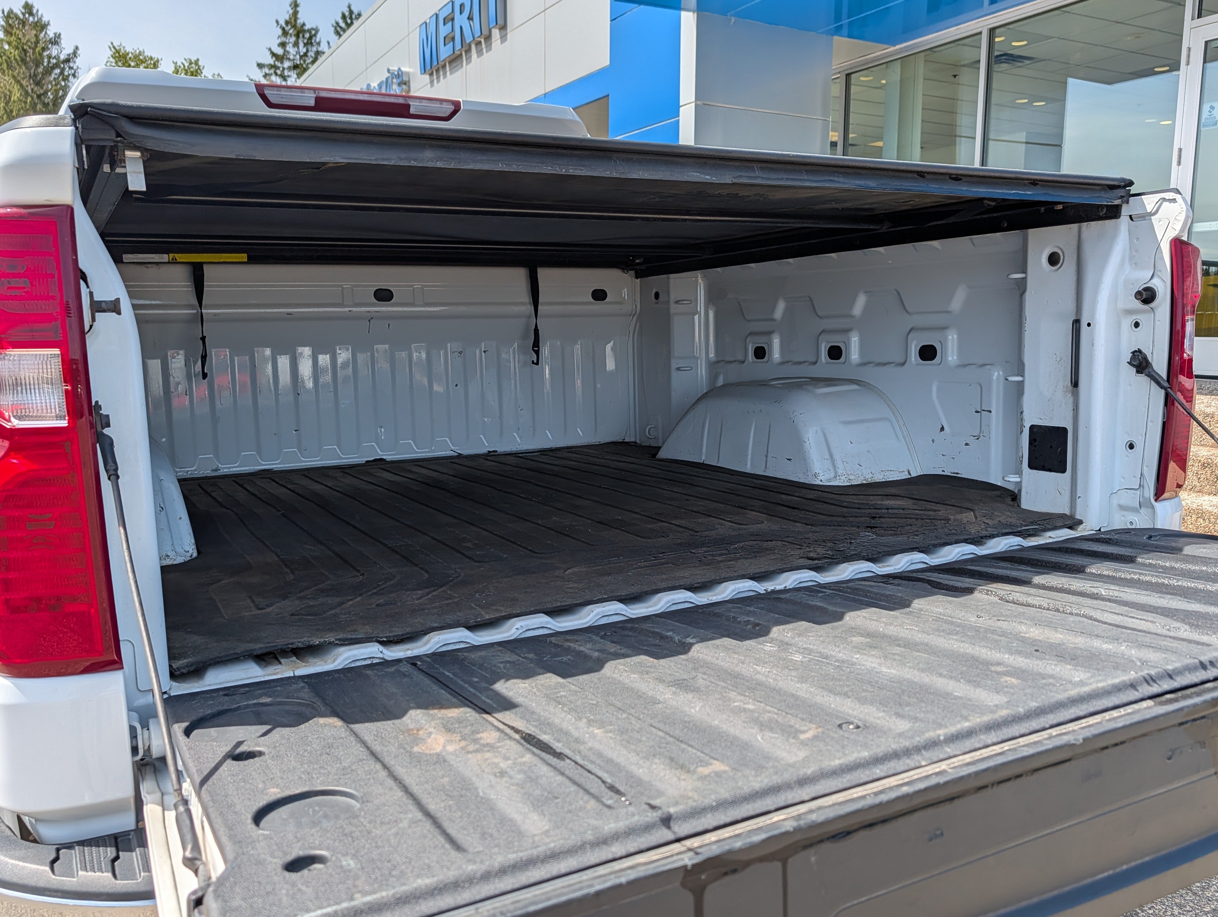 Used 2022 Chevrolet Silverado 1500 LT AWD/4WD image 10