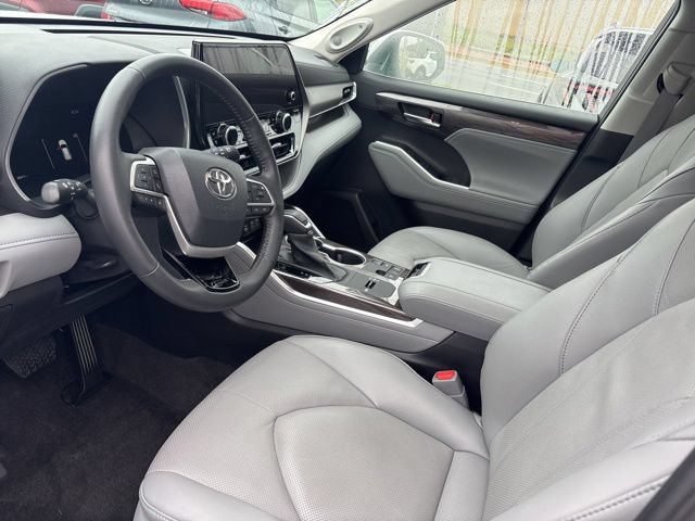 Used 2023 Toyota Highlander Limited FWD image 6