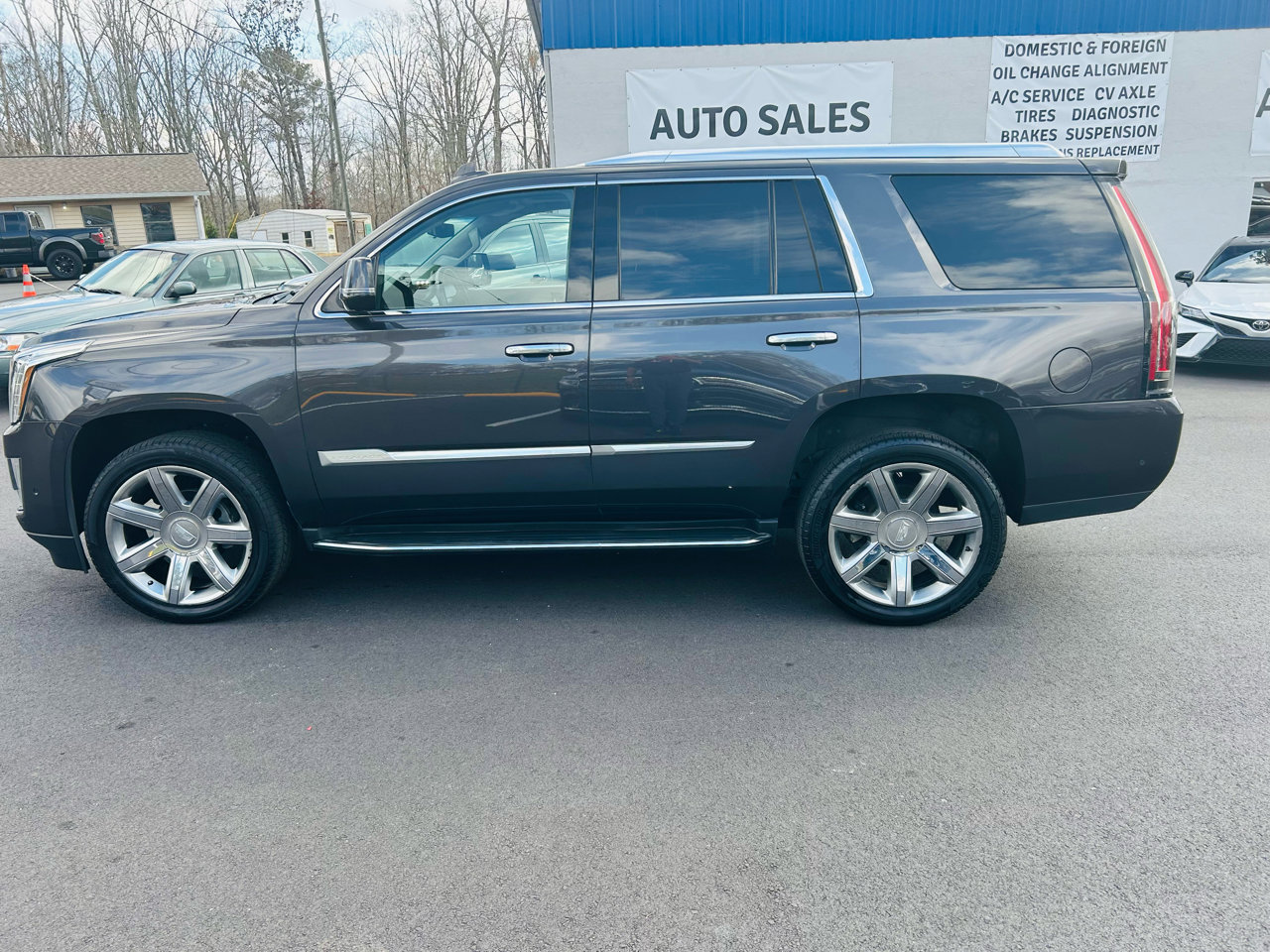 Used 2018 Cadillac Escalade Luxury image 2