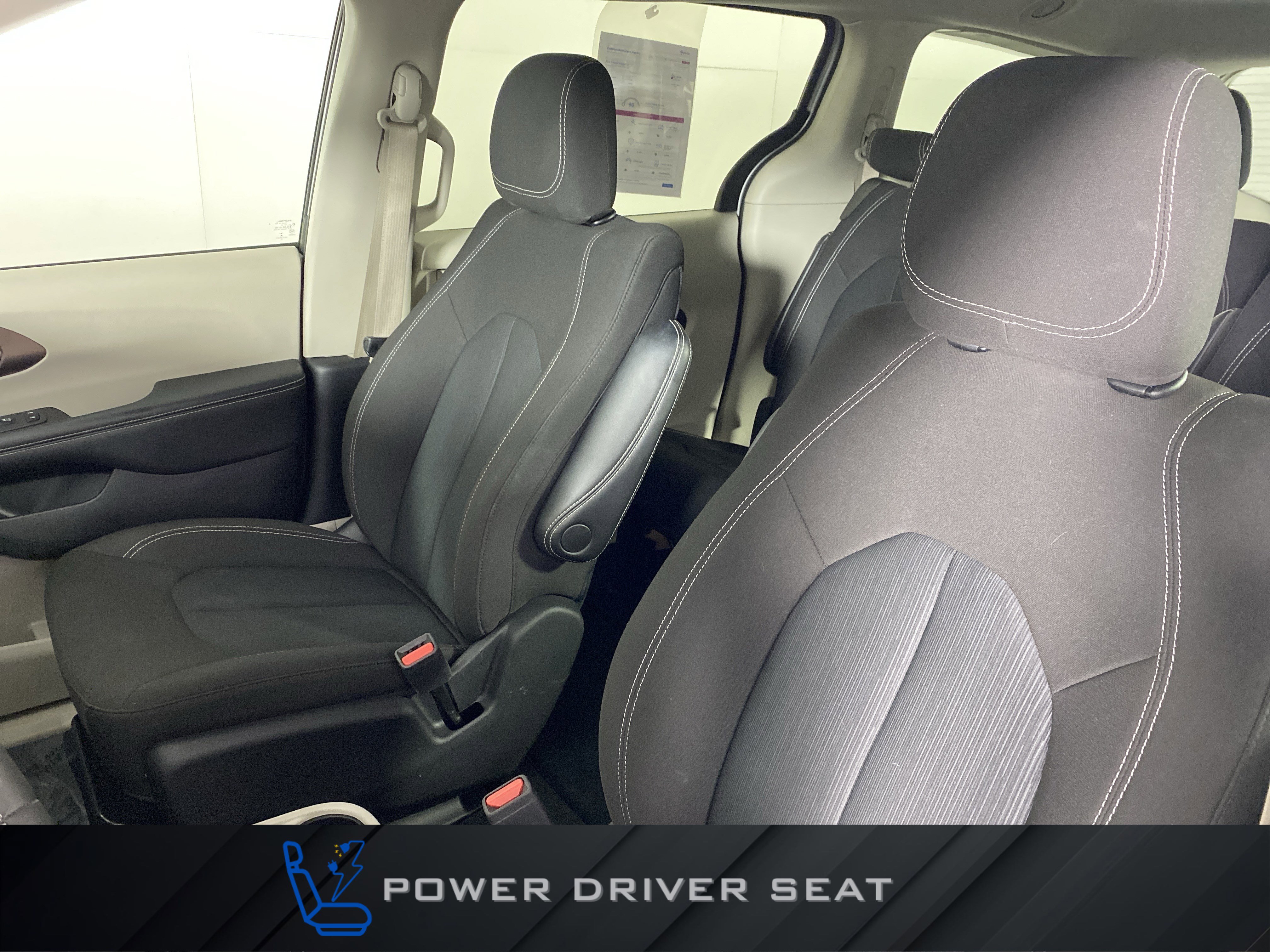 Used 2023 Chrysler Voyager LX image 17