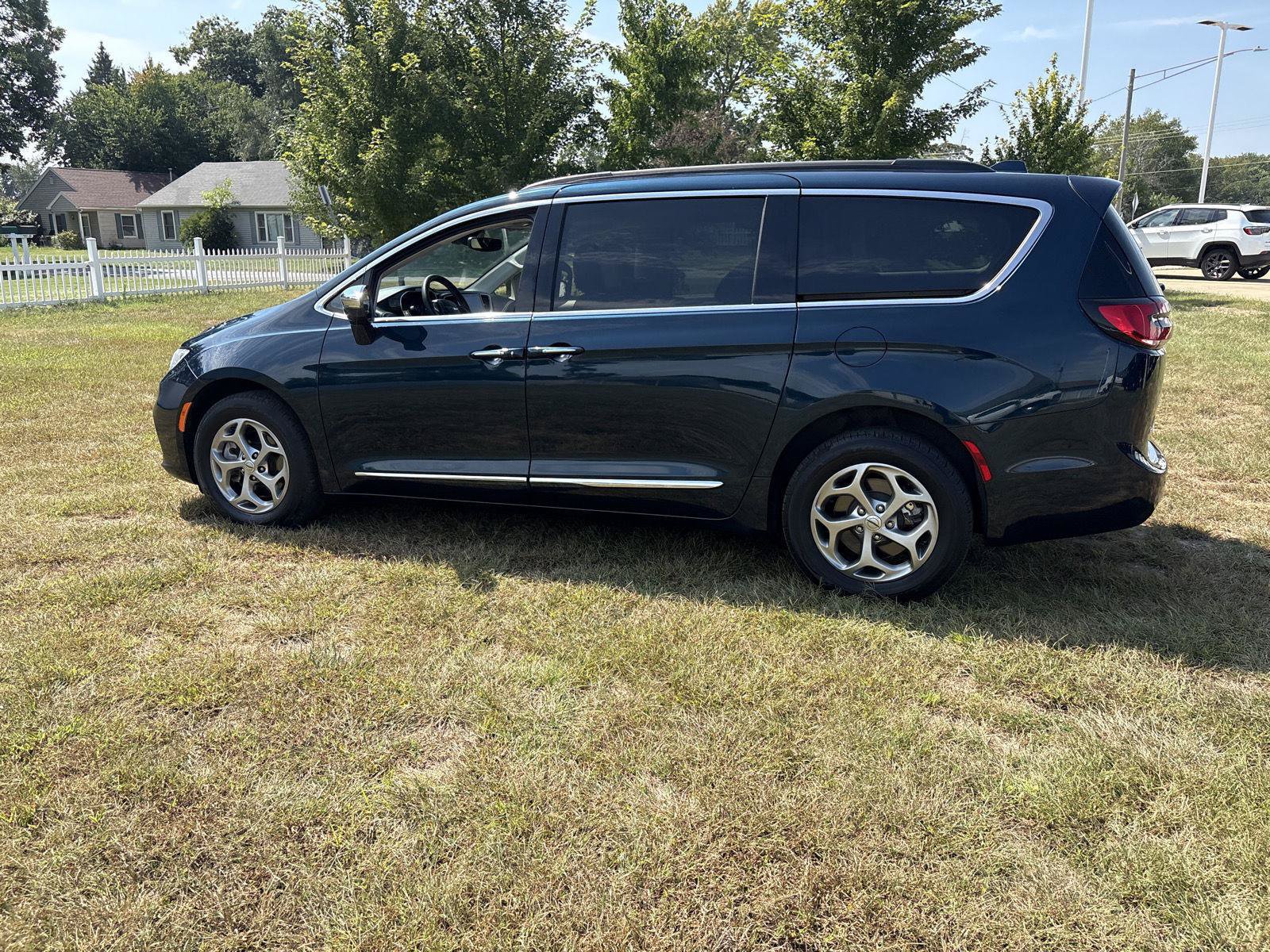 Used 2022 Chrysler Pacifica Limited w/ Uconnect Theater Family Group AWD/4WD image 8