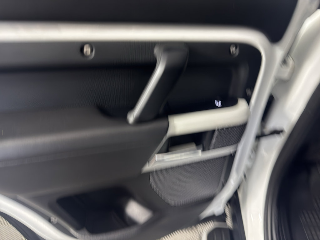 Used 2020 Land Rover Defender 110 HSE AWD/4WD image 32