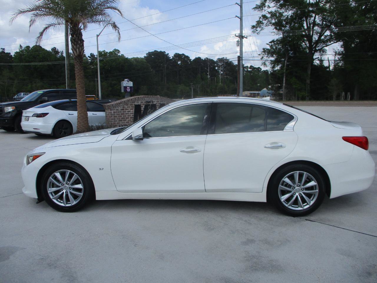 Used 2014 INFINITI Q50 Premium w/ Moonroof Package image 2