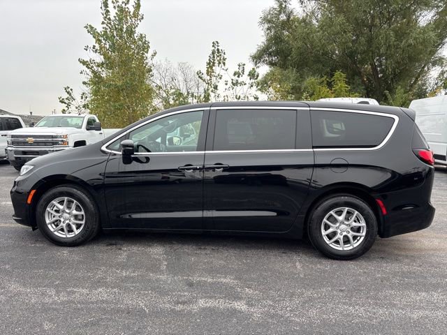 New 2026 Chrysler Pacifica Select image 2