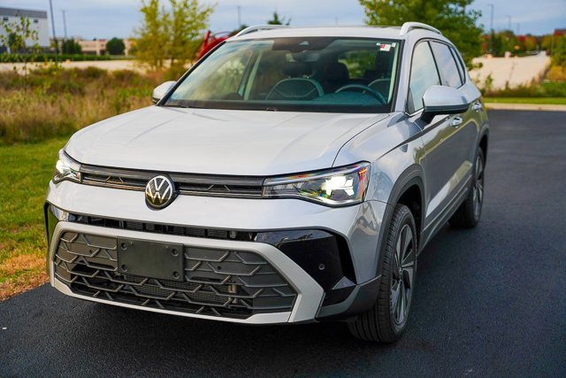 Certified 2025 Volkswagen Taos SE w/ Panoramic Sunroof Package image 4