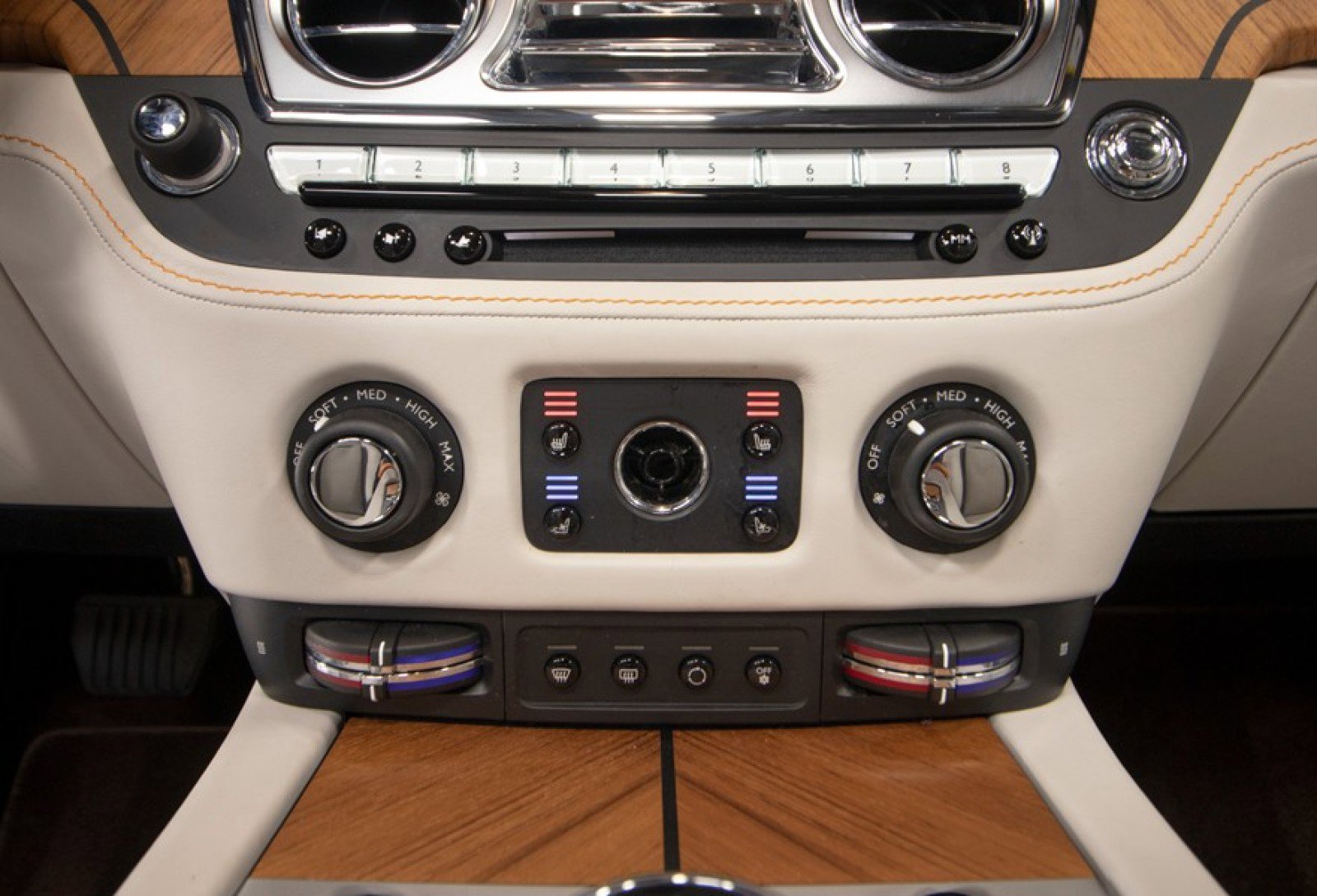 Used 2019 Rolls-Royce Dawn image 32