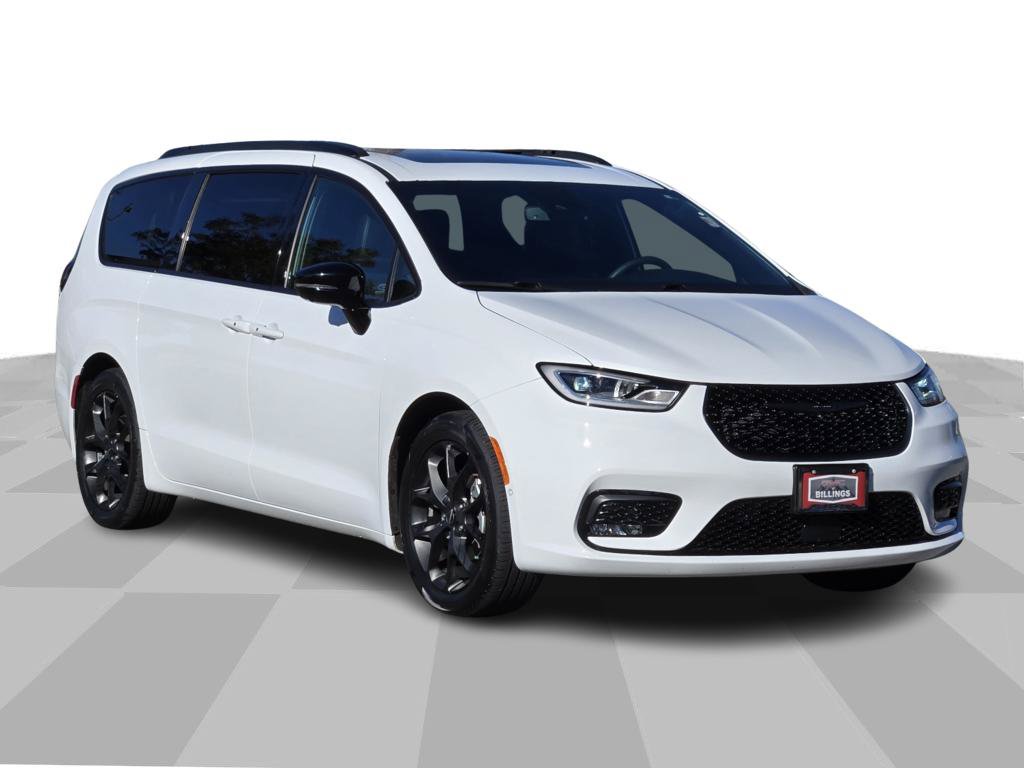 Used 2024 Chrysler Pacifica Touring-L w/ Uconnect Theater Family Group