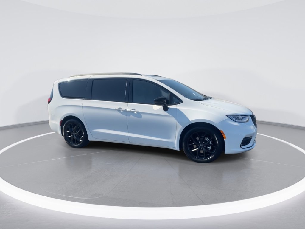 New 2026 Chrysler Pacifica Select w/ S Appearance Package image 2