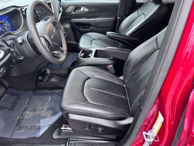 Used 2025 Chrysler Pacifica Select image 10
