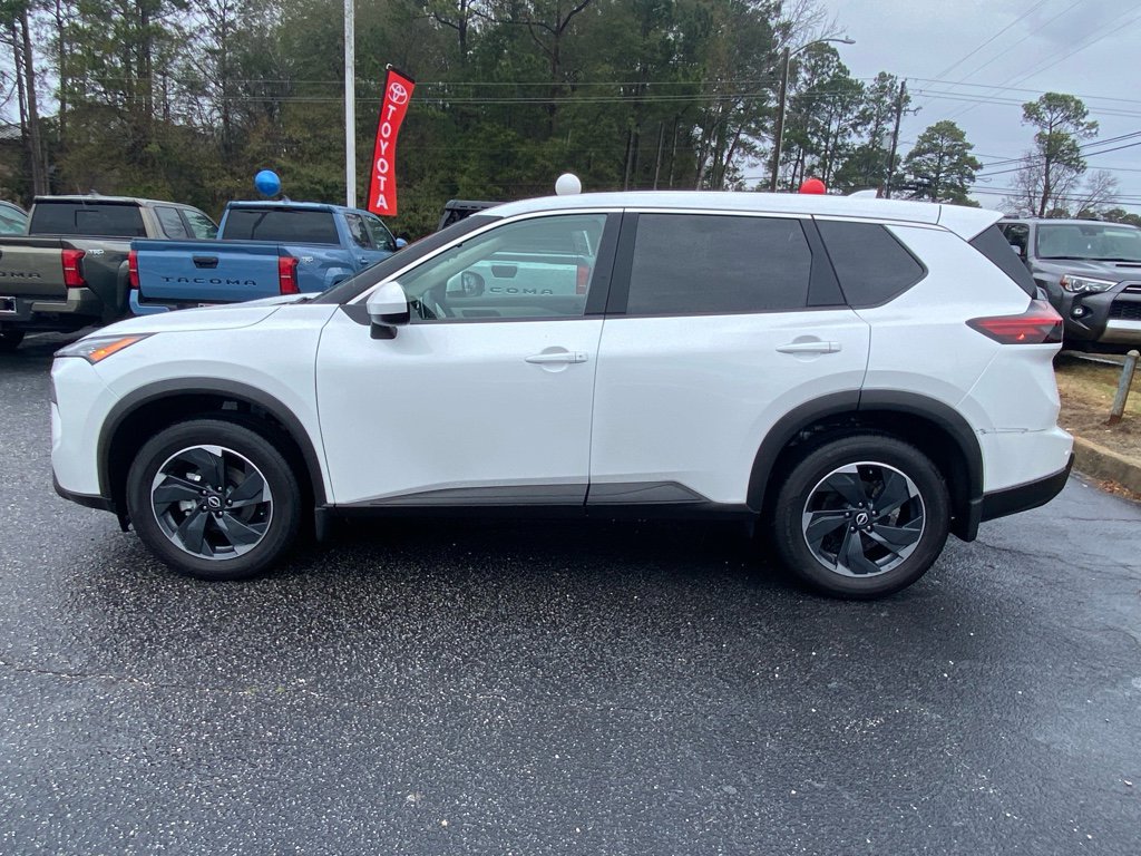 Used 2024 Nissan Rogue SV image 3