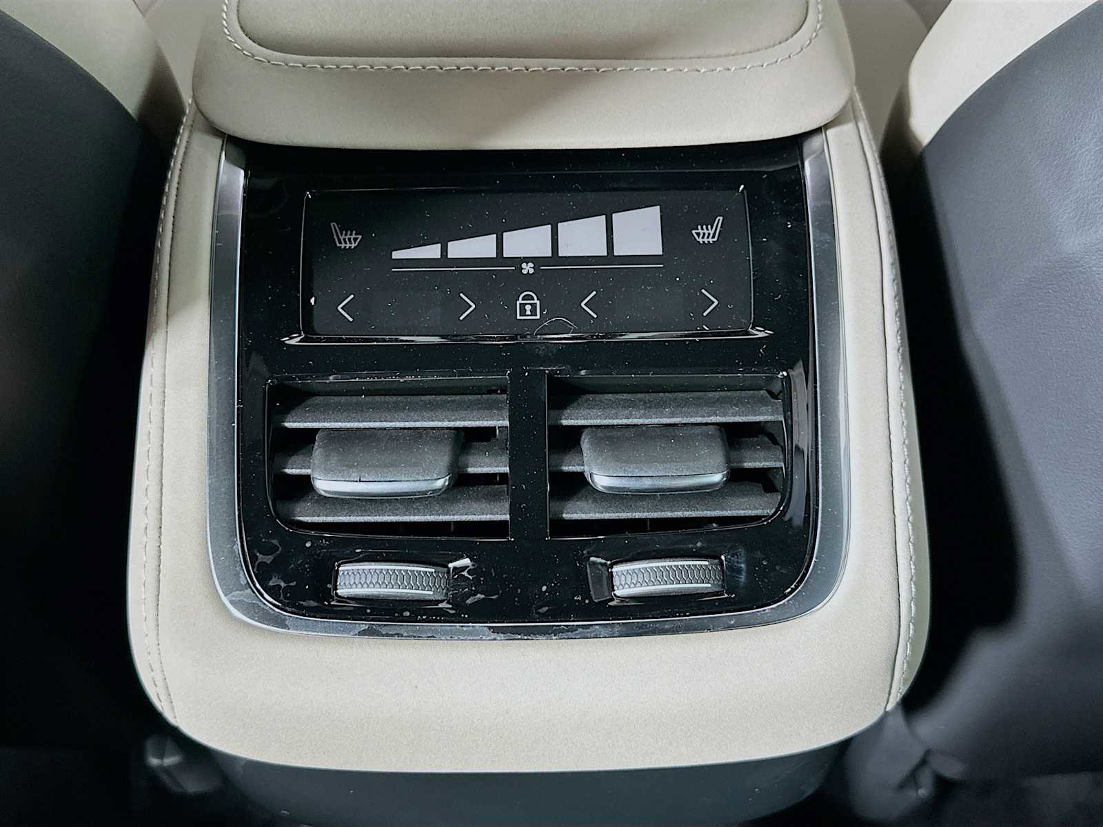 New 2026 Volvo XC90 B6 Plus w/ Protection Package Premier image 24