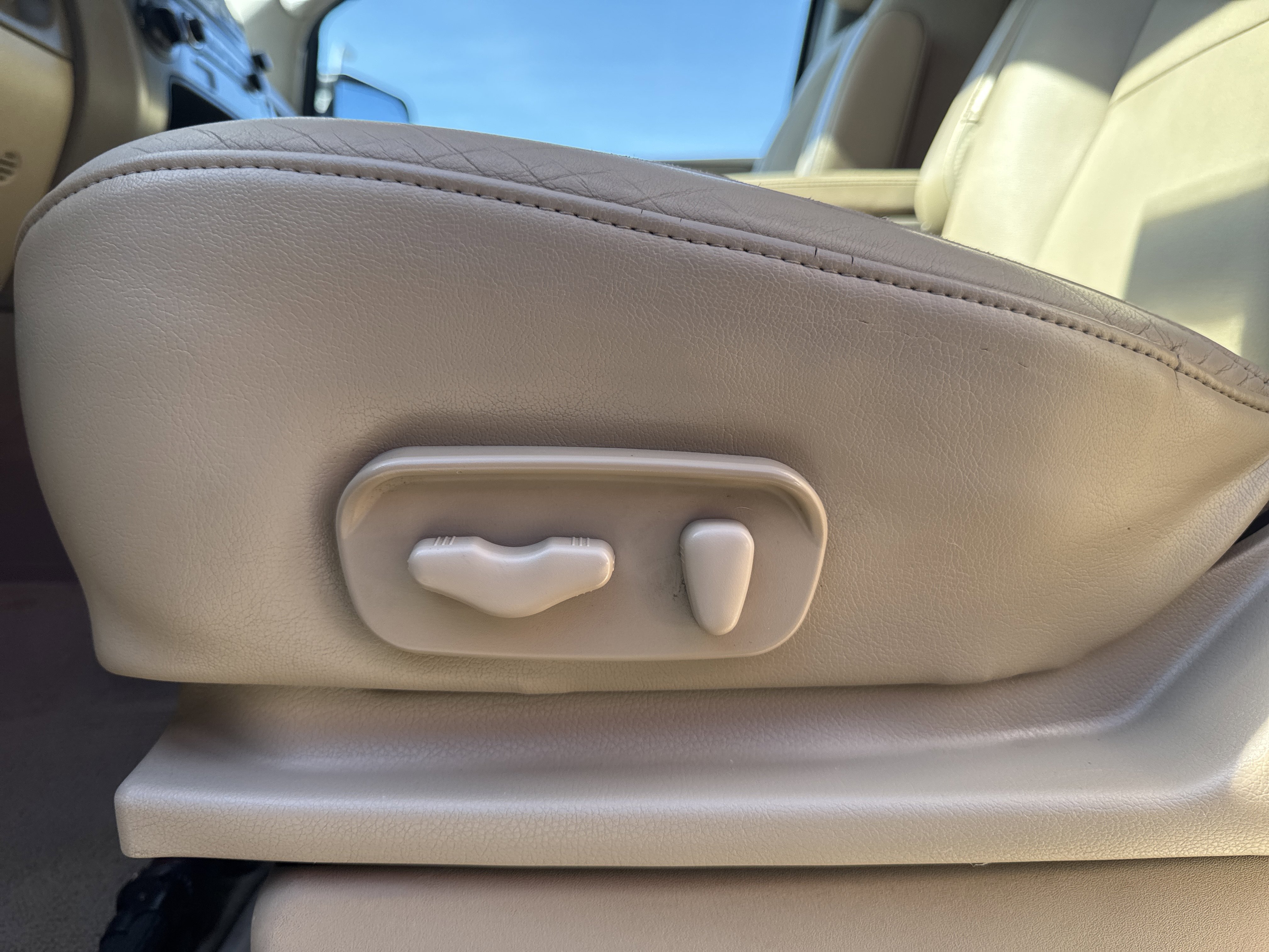 Used 2013 Nissan Armada Platinum image 18