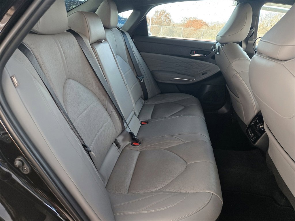 Used 2021 Toyota Avalon Limited image 29